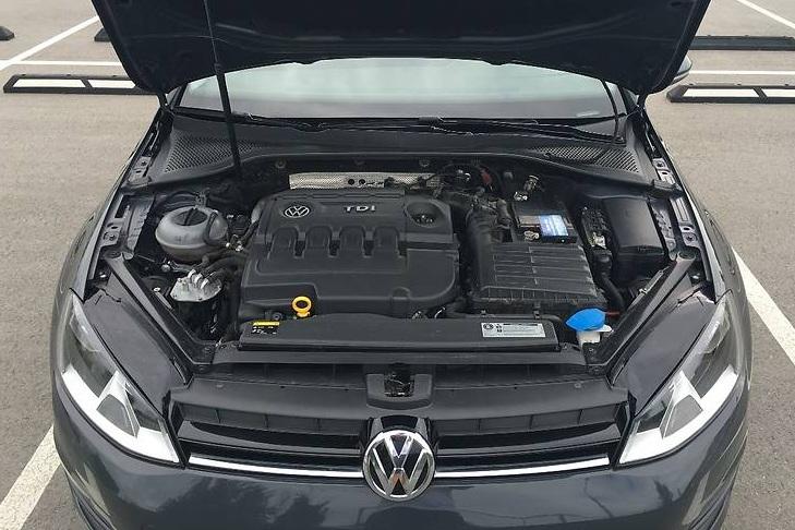 Фольксваген Гольф с открытым капотом