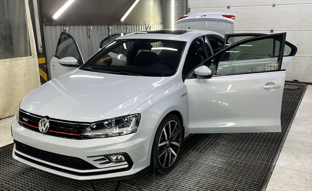 Фольксваген Джетта на обслуживании после замены радиатора печки