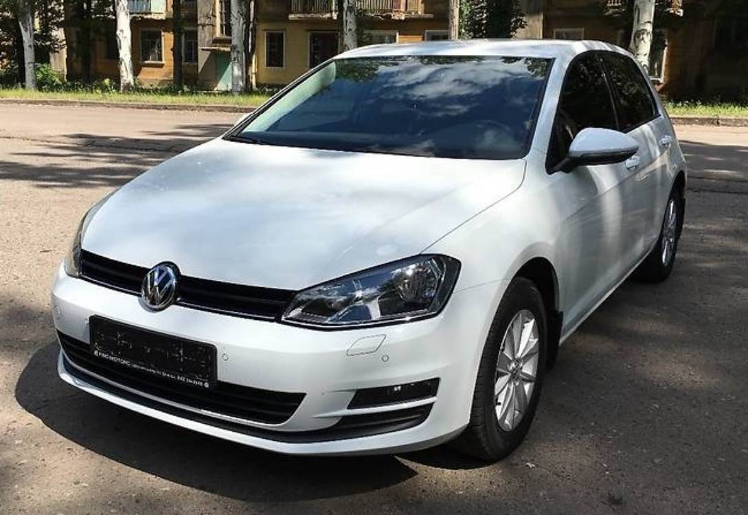 Фольксваген Гольф на улице