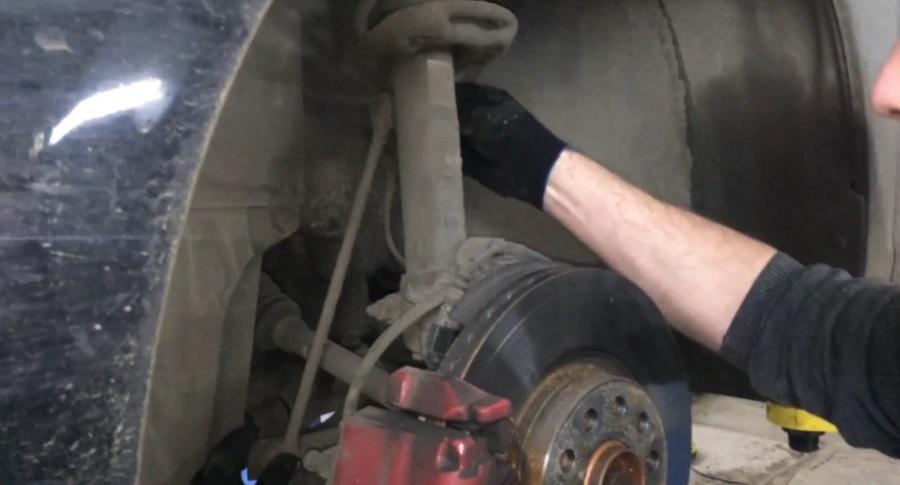 демонтаж амортизатора на Гольфе