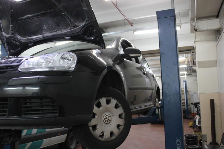 Фольксваген Гольф в автосервисе