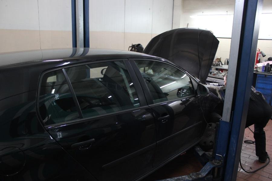 Фольксваген Гольф на ремонте в автосервисе