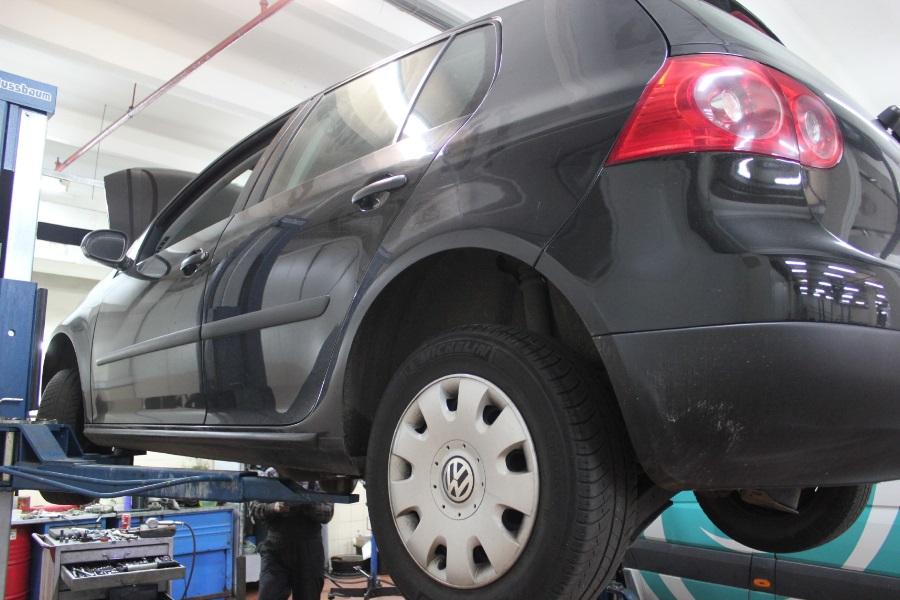 Фольксваген Гольф в автосервисе на подъемнике