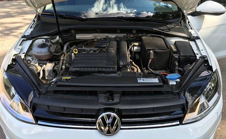 Фольксваген Гольф с открытым капотом