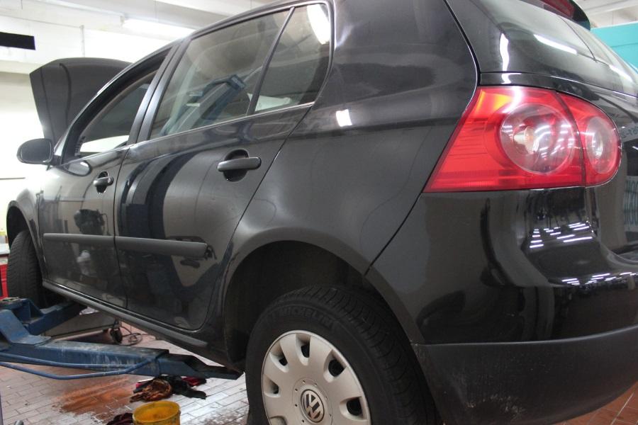 Фольксваген Гольф на подъемнике