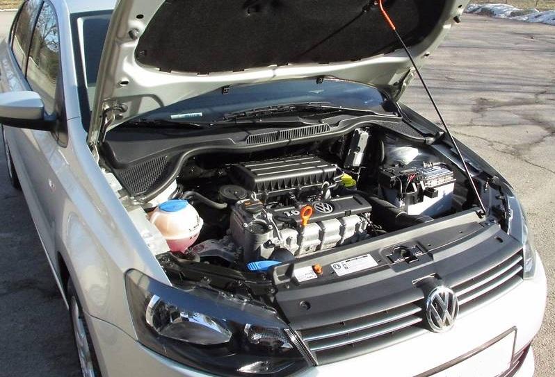 Фольксваген Поло с открытым капотом
