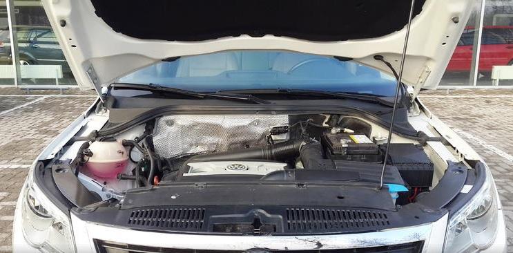 Фольксваген Тигуан с открытым капотом