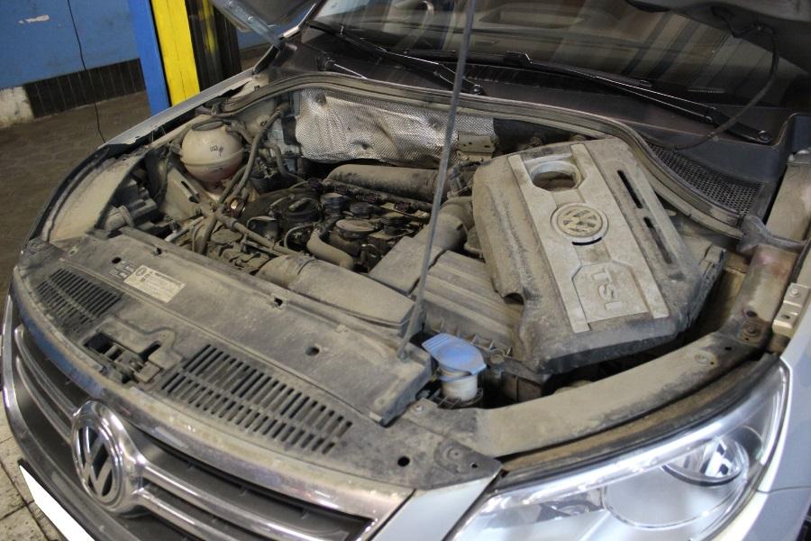 Тигуан с открытым капотом