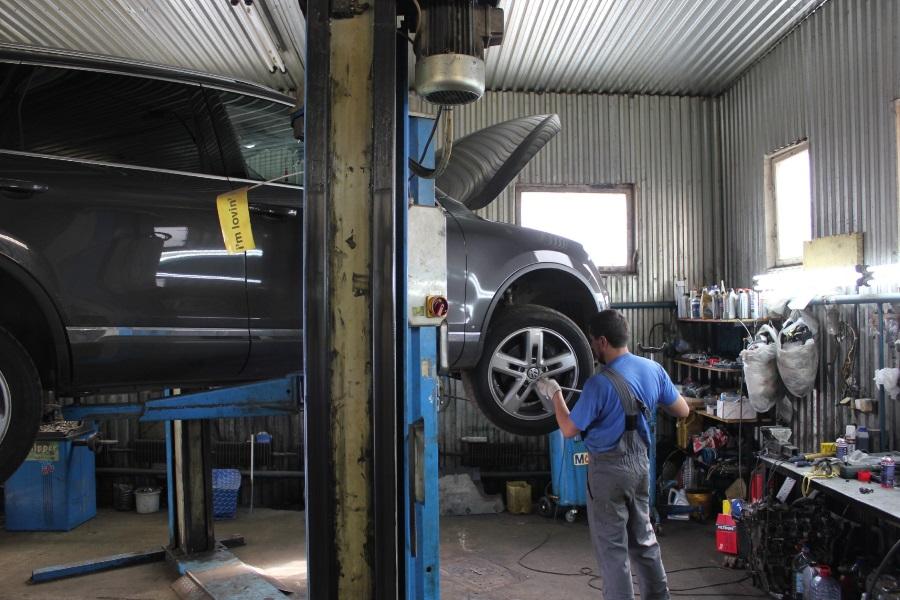 Фольксваген Туарег на подъемнике в автотехцентре