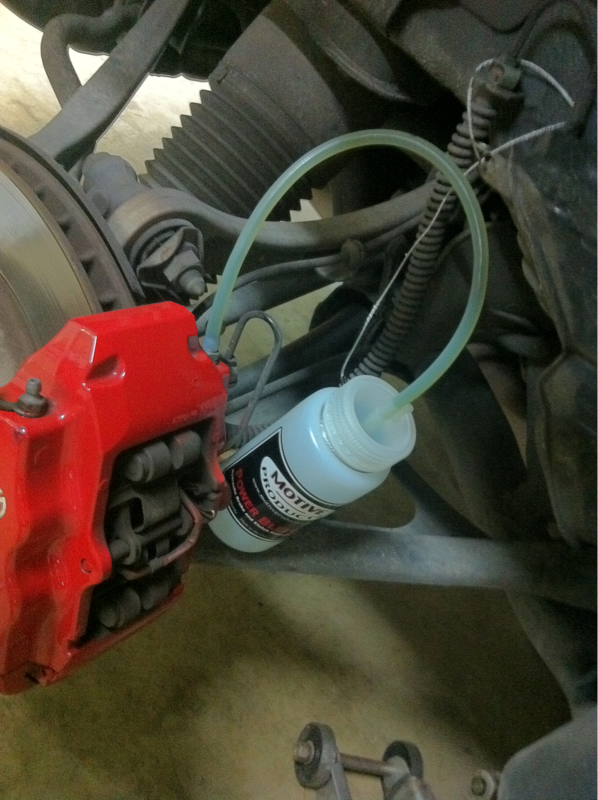 замена тормозной жидкости на Фольксвагене Туареге