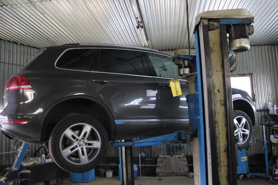 Фольксваген Туарег на подъемнике