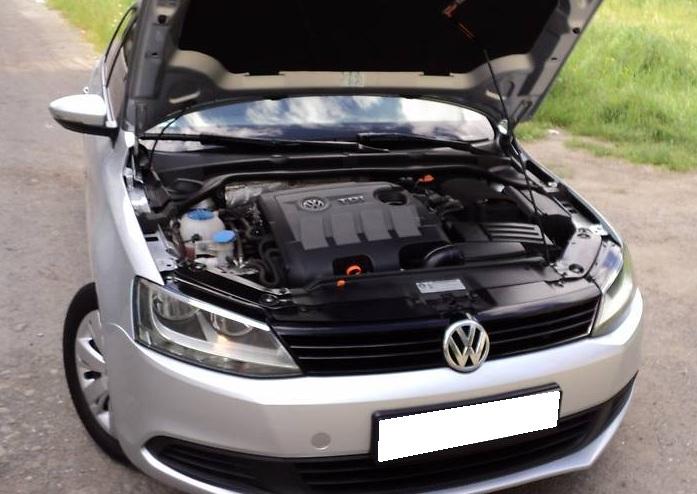 Фольксваген Джетта с открытым капотом