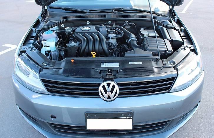 Джетта с открытым капотом