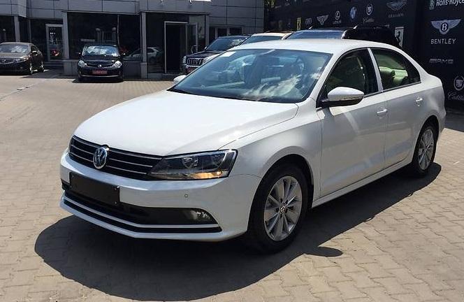 белый Фольксваген Джетта