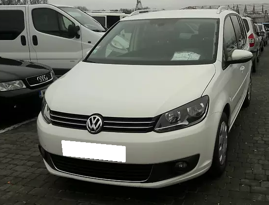 белый VW спереди