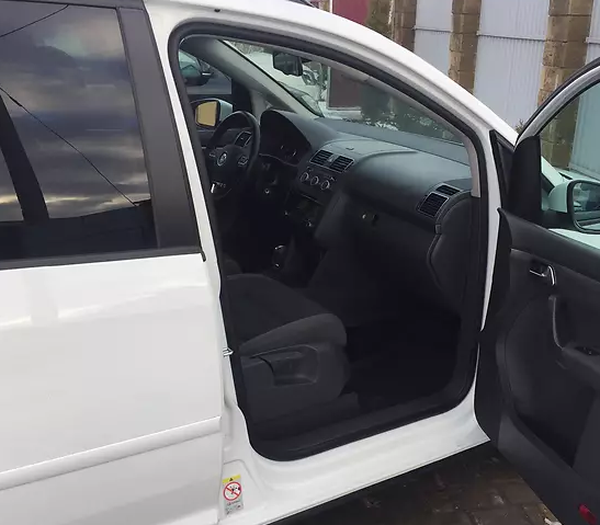 открытая дверь на VW