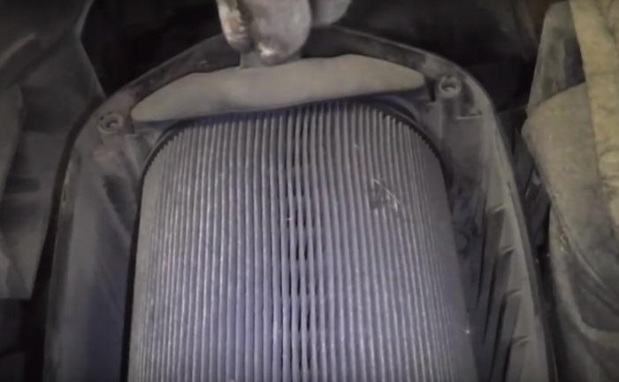 грязный воздушный фильтр двигателя