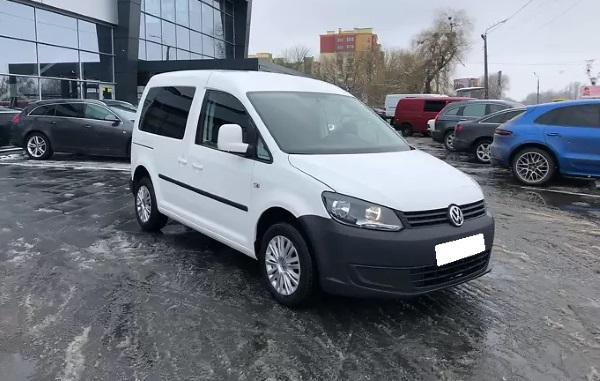 белый Фольксваген Кадди
