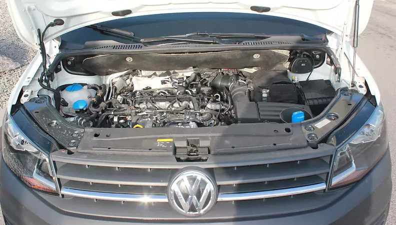 открытый капот на автомобиле