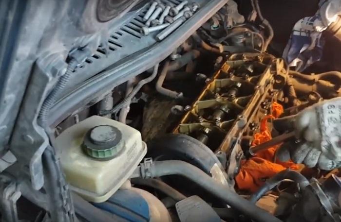 мотор со снятой клапанной крышкой