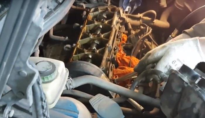 двигатель со снятой клапанной крышкой