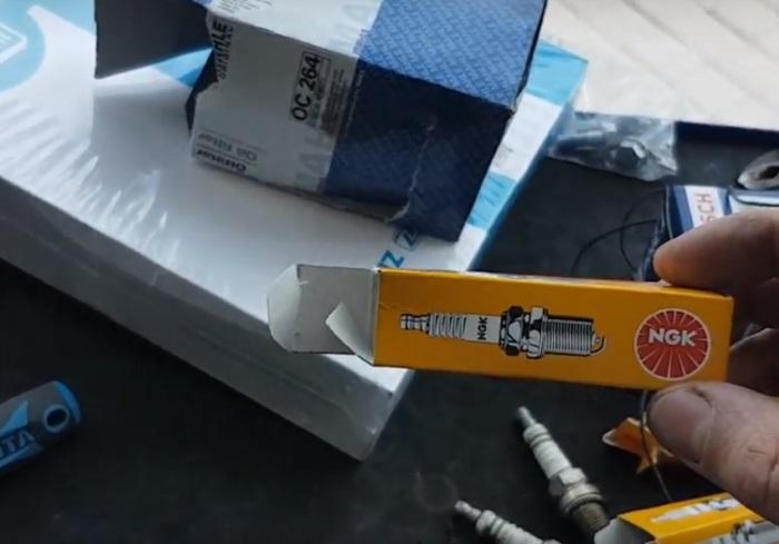 свеча зажигания в коробке