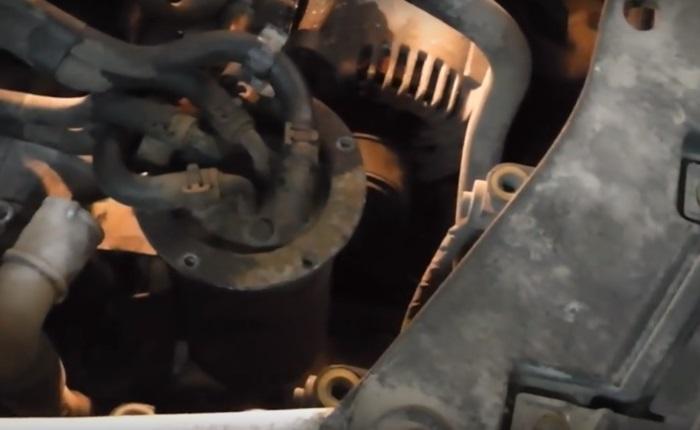 топливный фильтр под капотом