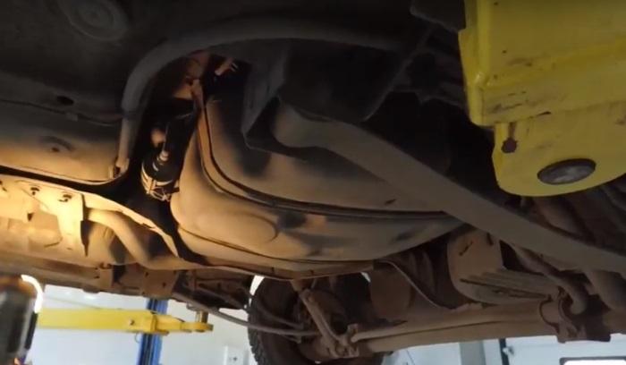 бензобак Фольксвагена снизу