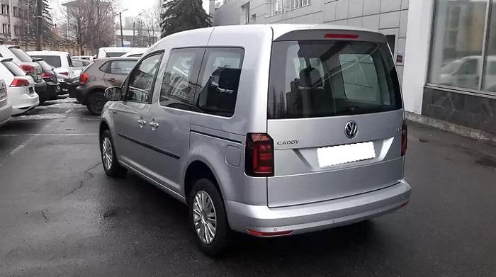 серый Фольксваген Кадди