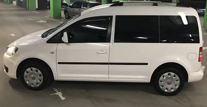 белый Кадди сбоку