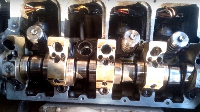 мотор со снятой клапанной крышкой