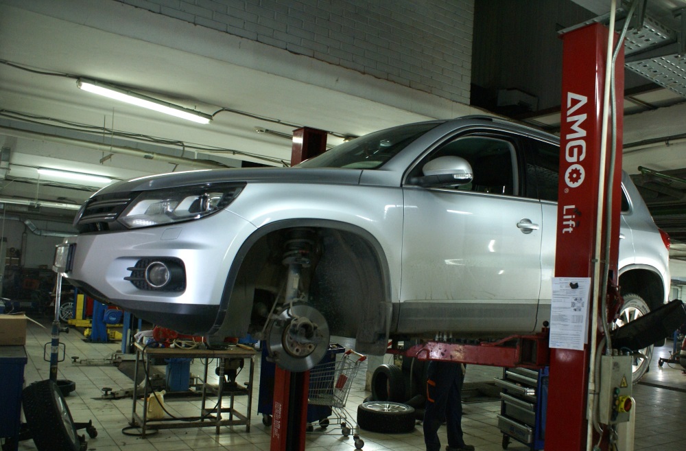 Тигуан на подъемнике