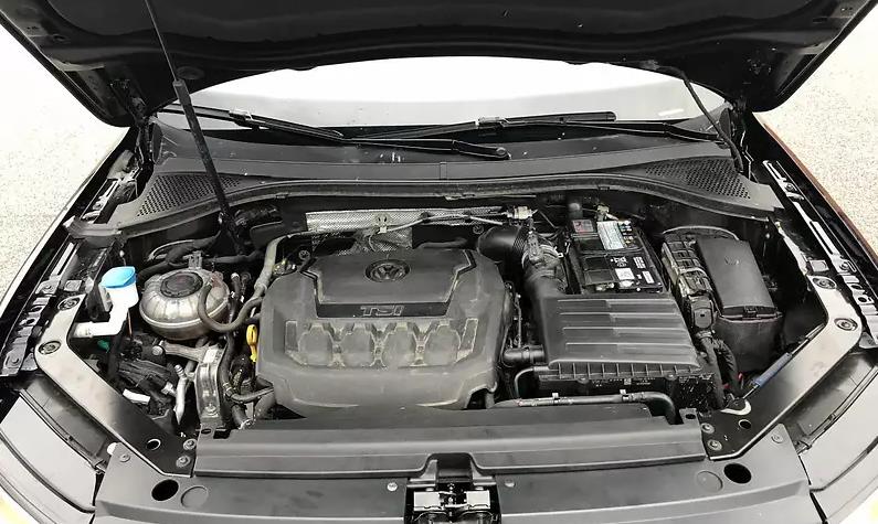 открытый капот на Тигуане