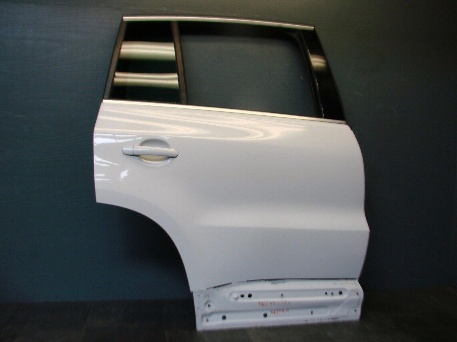 покраска двери Тигуана