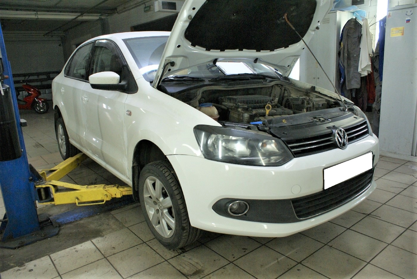 Поло седан в автосервисе