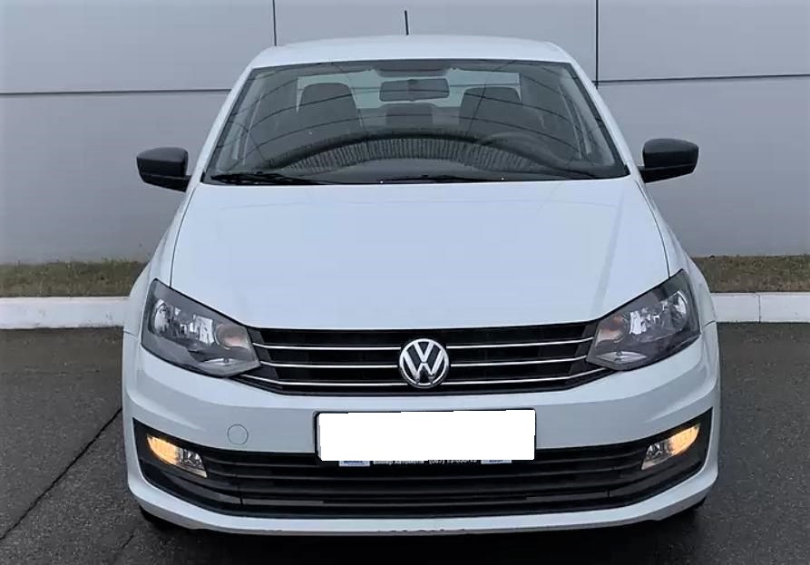 белый Поло спереди