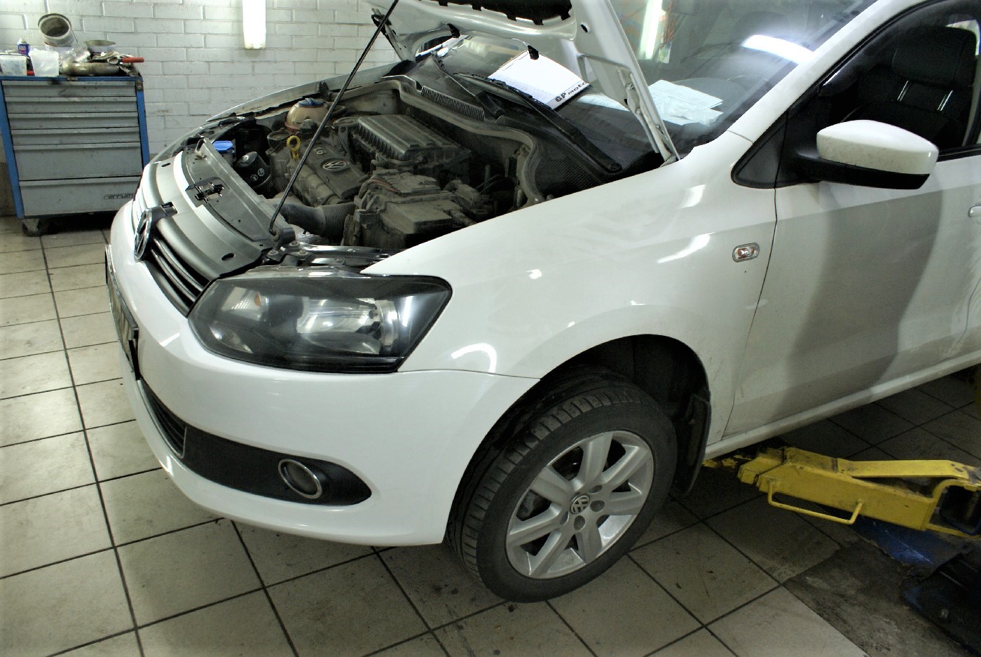 белый Поло седан в сервисе