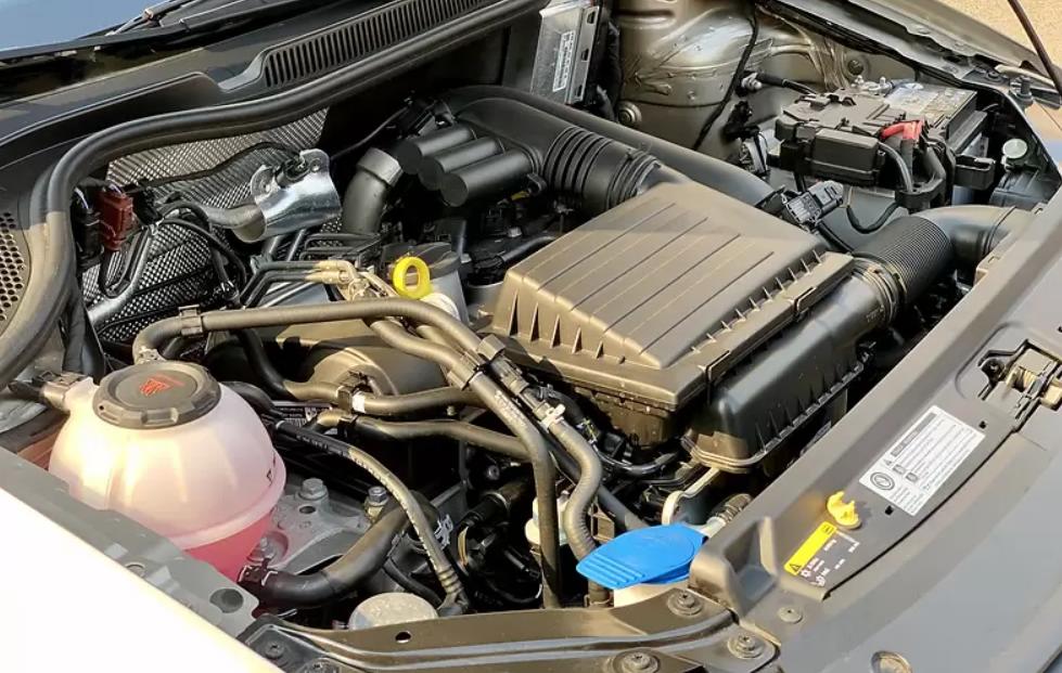 открытый капот на Фольксвагене