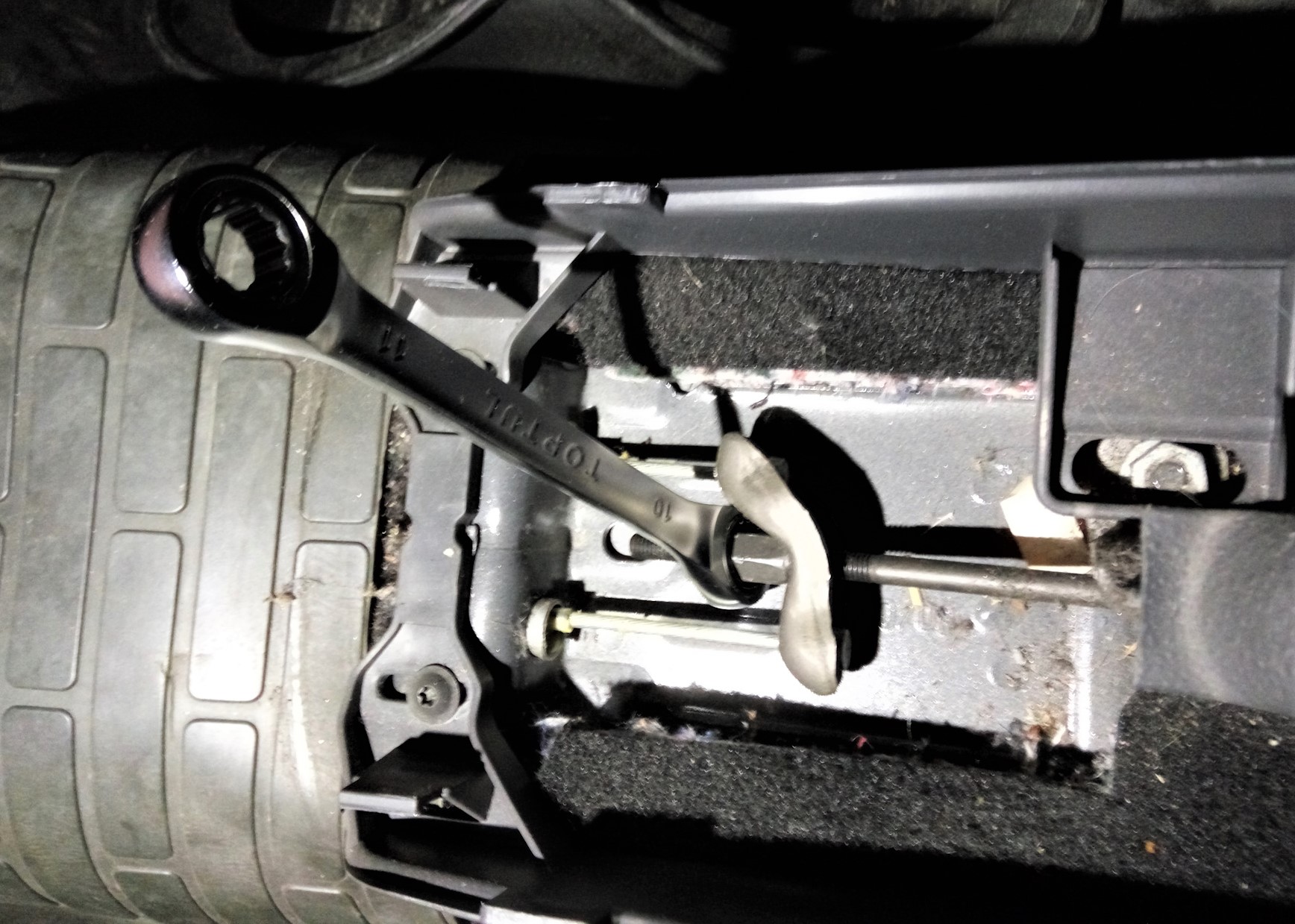 замена тросов ручника