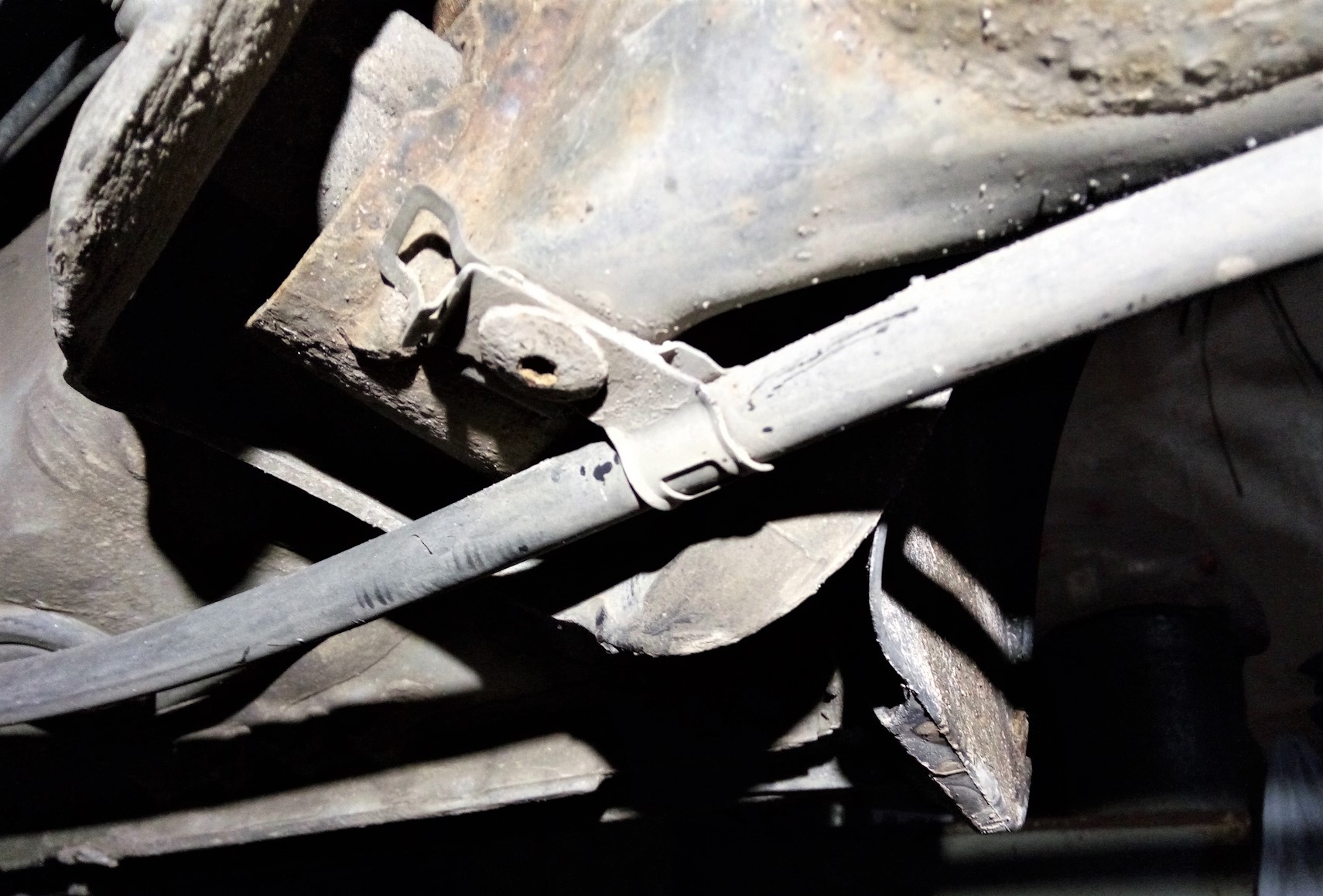 замена тросов ручника на Поло