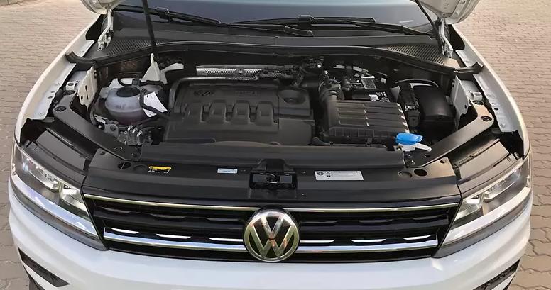 тигуан с открытым капотом