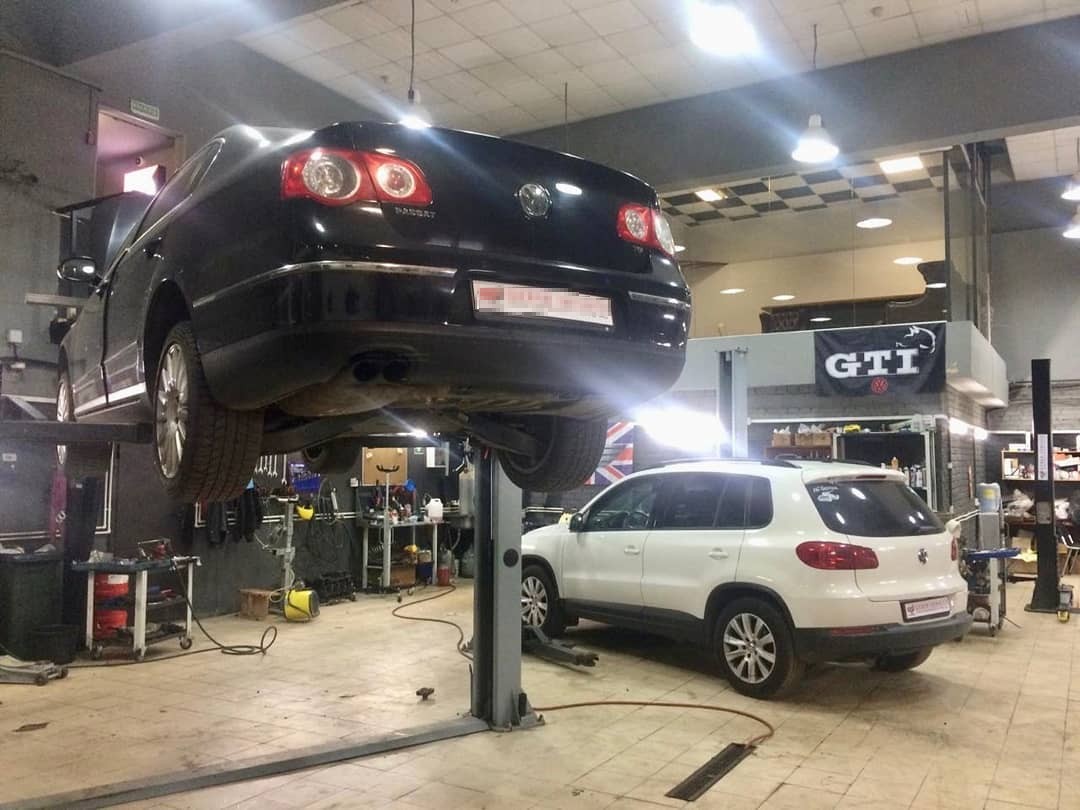 Фольксваген Пассат в автосервисе на подъемнике