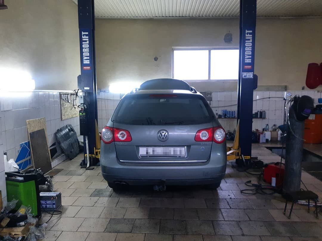 Фольксваген Пассат в сервисе на подъемнике