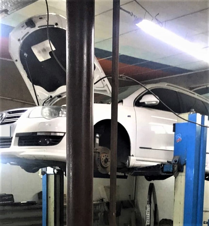 Фольксваген Пассат Б6 на подъемнике