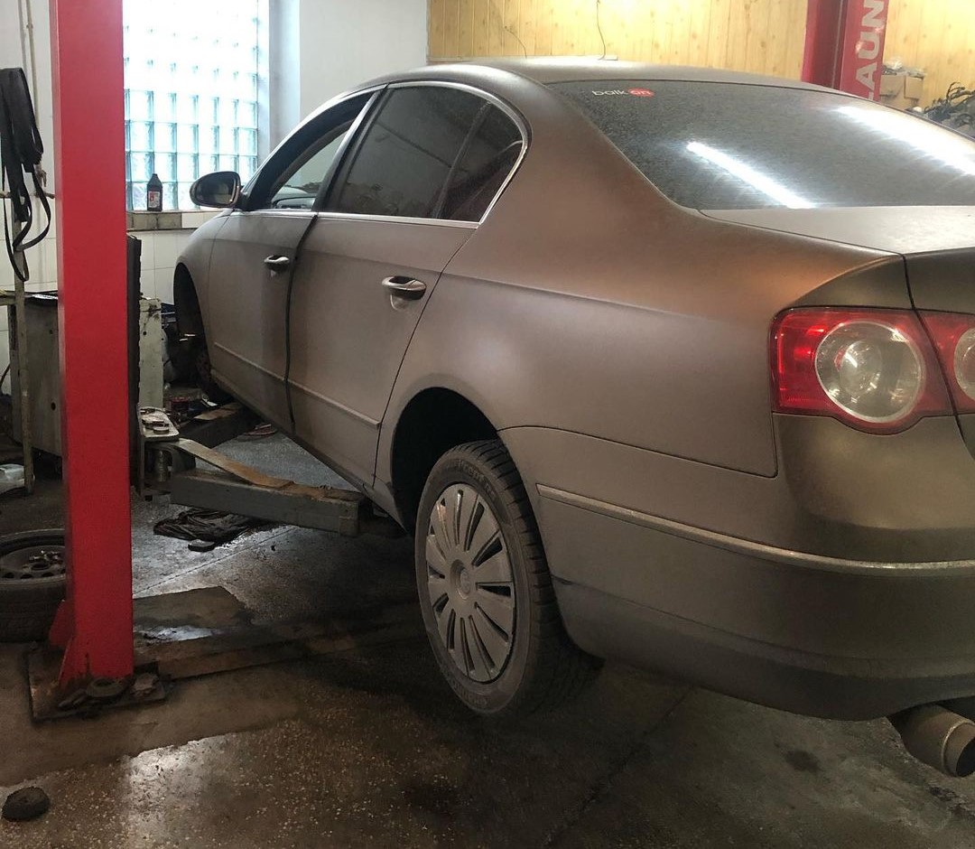 Фольксваген Пассат Б6 на подъемнике