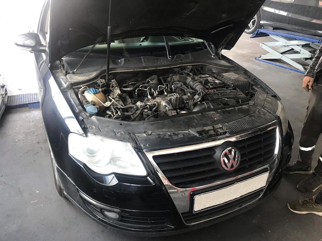 Фольксваген Пассат с открытым капотом