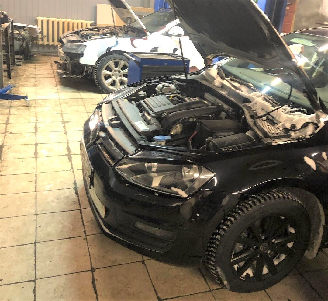 Гольф в сервисе с открытым капотом