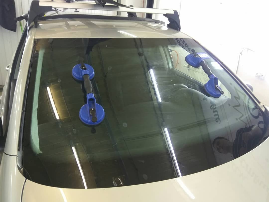 установка нового лобового стекла Фольксваген Гольф