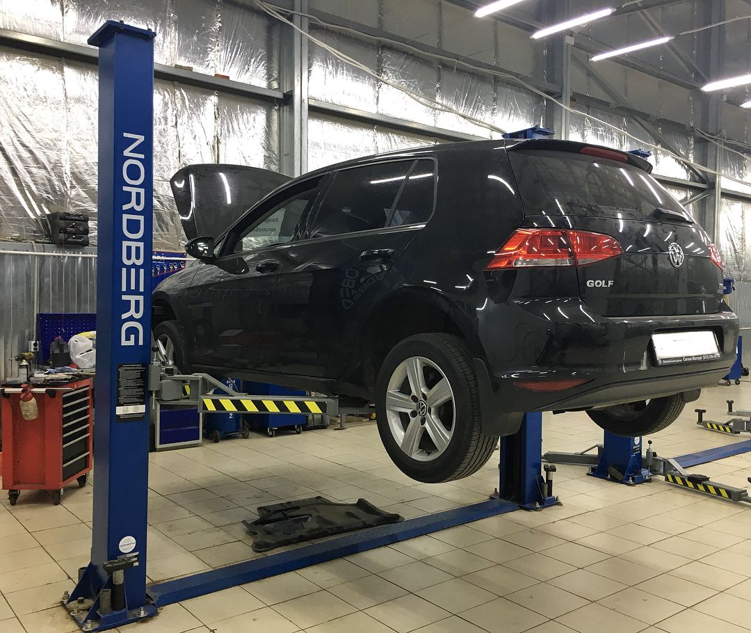 Фольксваген Гольф на подъемнике в автосервисе