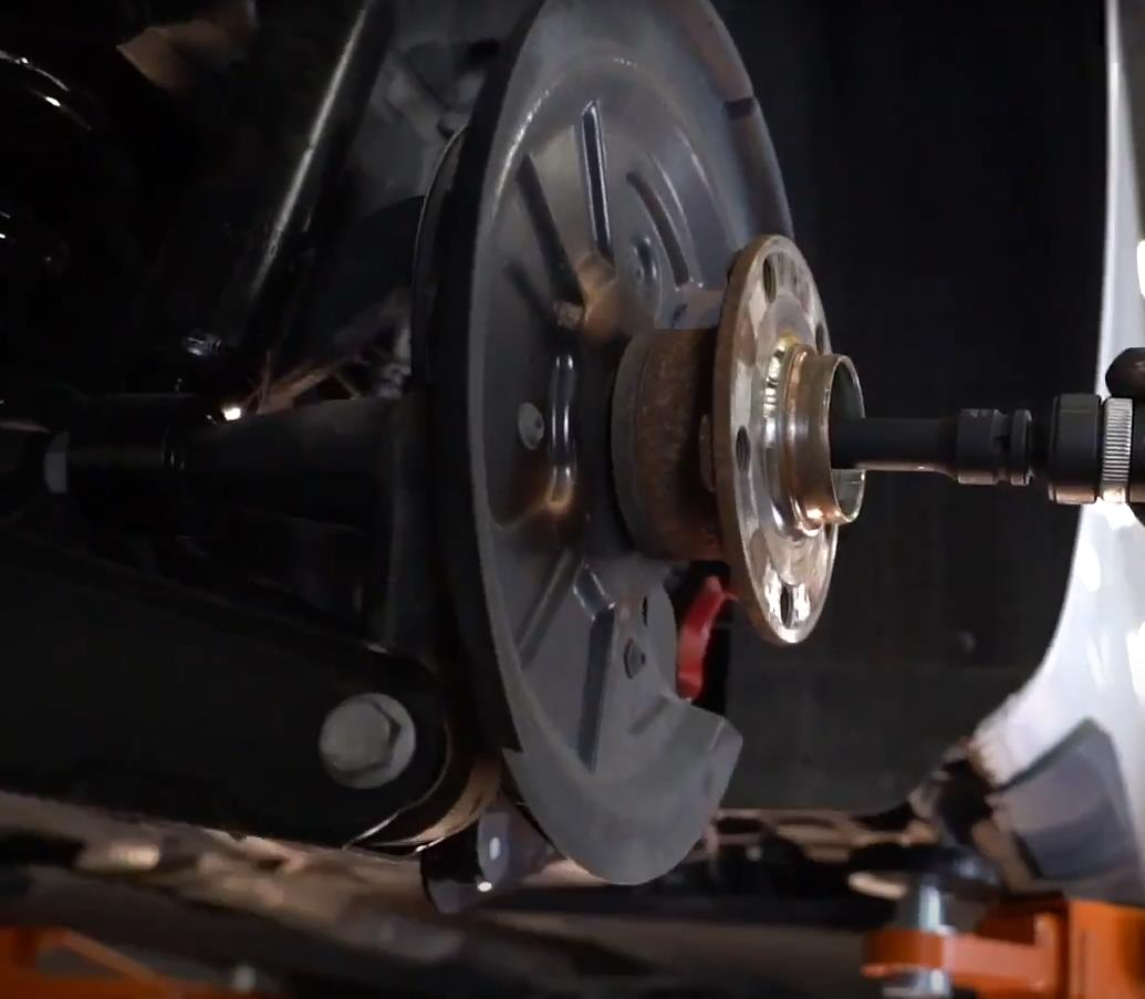 Демонтаж задней ступицы Фольксваген Гольф Плюс